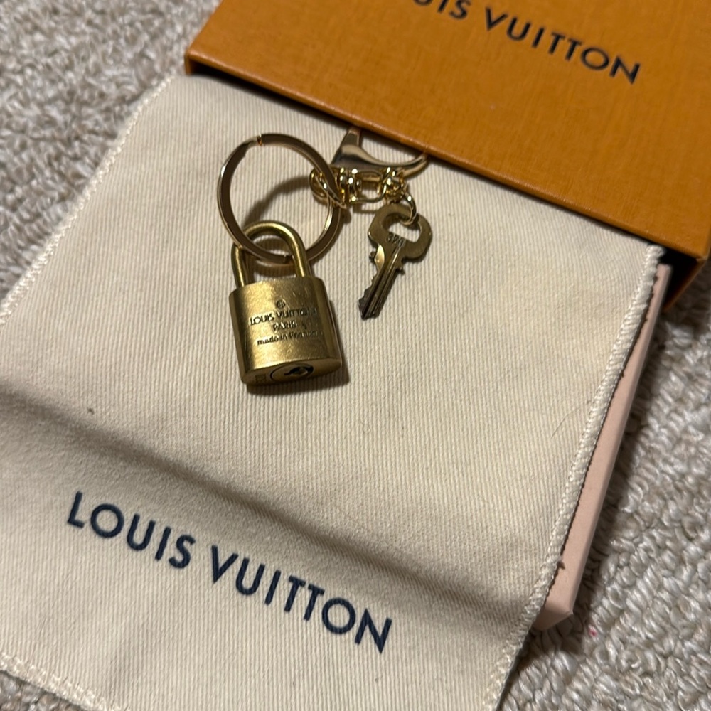 Louis Vuitton Lock and Key #320 Holder - Picture 4 of 6